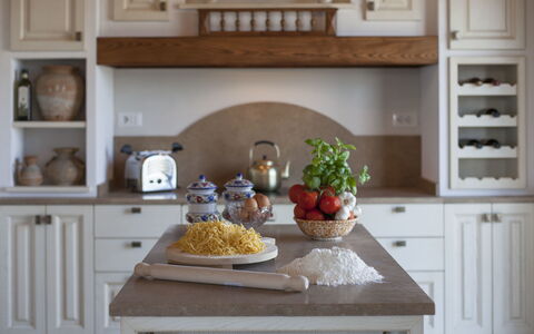 Villa Di Cinzia: Countertop, Køkken, Værelse, Møbel, Cabinetry, Ejendom, Hjem, Indretning, Hylde, Cuisine Classique
