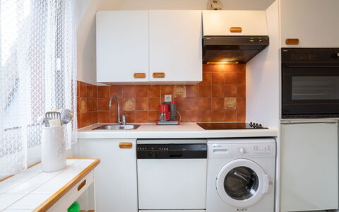 Le Viking: Cabinetry, Ejendom, Møbel, Vaskemaskine, Hvid, Bygning, Countertop, Køkken Apparat, Vaskerum, Komfur