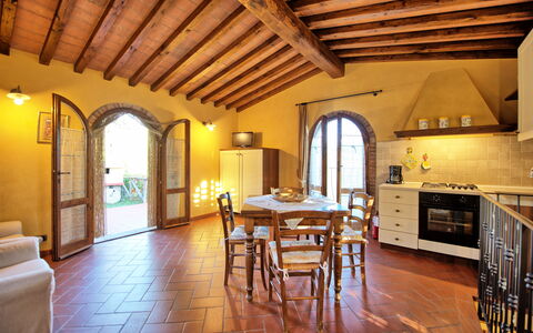 Casa Rossa: Møbel, Ejendom, Bord, Couch, Træ, Vindue, Cabinetry, Belysning, Stue, Indretning
