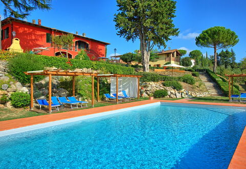 Casa Rossa: Vand, Bygning, Plante, Himmel, Ejendom, Svømmepøl, Træ, Azure, Natur, Blå