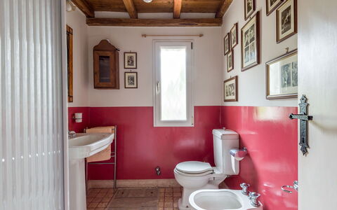 Rocca di Papa 102: Ejendom, Håndvask, Sanitærarmatur, Spejl, Toiletbræt, Bygning, Badeværelsesvask, Tap, Purple, Badeværelse