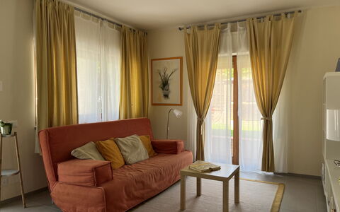 Gli Appartamenti Di Manuela: Møbel, Ejendom, Bord, Bygning, Komfort, Træ, Gardin, Textile, Hus, Couch