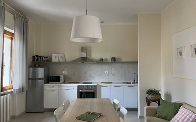 Casa Titta: Ejendom, Cabinetry, Møbel, Countertop, Hvid, Vindue, Køkken, Træ, Komfur, Belysning