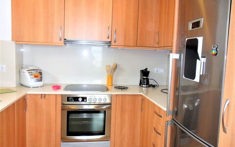 La Platja: Køkken, Værelse, Ejendom, Cabinetry, Møbel, Countertop, Større Bandage, Hus, Lille Apparat, Husholdningsapparat