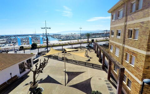 La Platja: Himmel, Vindue, Sky, Bygning, Urban Design, Vejbelægning, Ejerlejlighed, Facade, Skygge, City