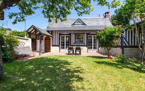 Petit Champ: Plante, Bygning, Himmel, Træ, Land Lot, Arkitektur, Vindue, Græs, Sommerhus, Boligområde