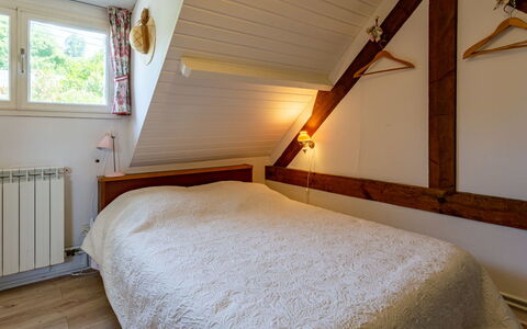 Petit Champ: Ejendom, Bygning, Vindue, Komfort, Træ, Bed Frame, Skygge, Gulvbelægning, Seng