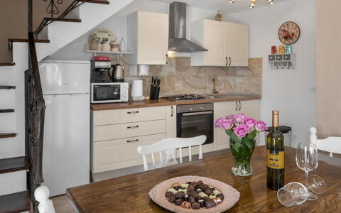 Villa Aurora: Værelse, Countertop, Møbel, Indretning, Ejendom, Køkken, Cabinetry, Loft, Bygning, Hus