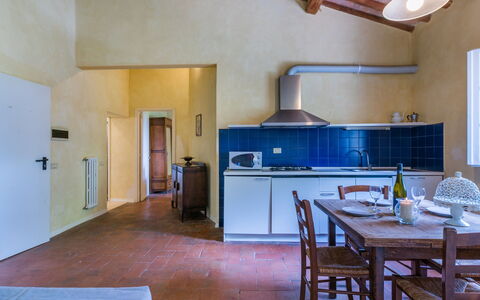 Castellina in Chianti 975: Cabinetry, Køkkenvask, Møbel, Countertop, Håndvask, Tap, Træ, Bygning, Køkken, Køkken Apparat