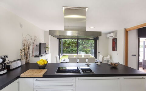 Volca: Cabinetry, Ejendom, Møbel, Countertop, Håndvask, Køkkenvask, Tap, Køkken, Indretning, Belysning