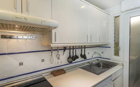 Cala Montero i: Køkken, Countertop, Større Bandage, Køkken Apparat, Gulvbelægning, Indretning, Køkkenvask, Cabinetry, Sanitærarmatur, Komfur