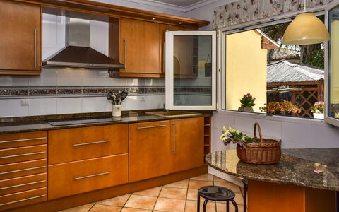 Villa Buena Vida: Countertop, Cabinetry, Møbel, Værelse, Køkken, Ejendom, Indretning, Bygning, Etage, Flise