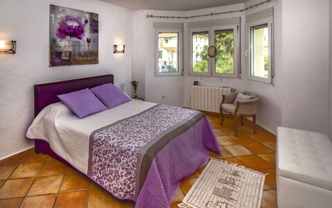 Villa Buena Vida: Soveværelse, Sengetøj, Seng, Møbel, Værelse, Sengetøj, Purple, Ejendom, Bed Frame, Indretning