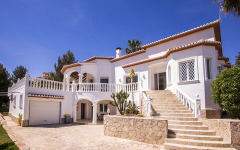 Villa Alta Vista: Himmel, Plante, Bygning, Vindue, Ejendom, Træ, Hus, Dør, Trappe, Sommerhus