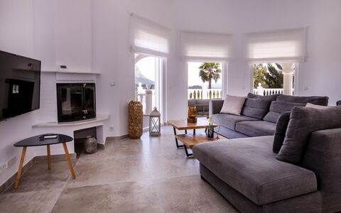 Villa Alta Vista: Couch, Bord, Billedramme, Indretning, Stue, Stueplante, Gulvbelægning, Etage, Træ, Komfort