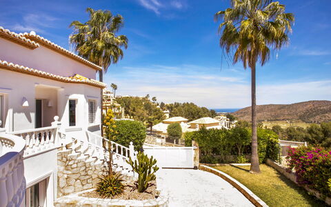 Villa Alta Vista: Himmel, Sky, Plante, Bygning, Azure, Arecales, Hus, Træ, Vindue, Kvarter