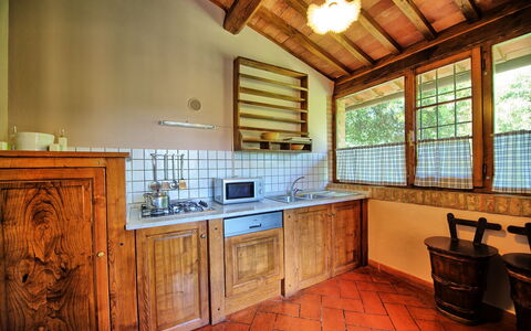 Montegufoni: Værelse, Ejendom, Køkken, Countertop, Møbel, Bygning, Cabinetry, Hus, Hjem, Indretning