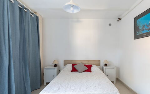 Anaisim: Møbel, Bygning, Ejendom, Komfort, Azure, Vindue, Textile, Indretning, Træ, Gardin
