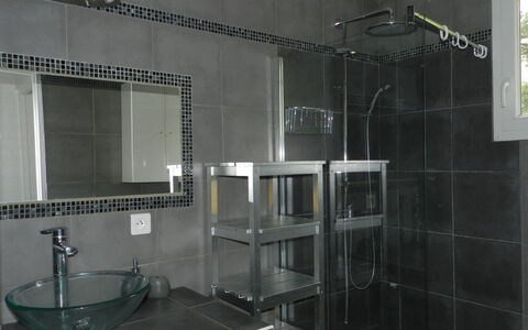 Cavoni: Badeværelse, Flise, Ejendom, Værelse, Glas, Bruser Dør, Arkitektur, Sanitærarmatur, Materielle Værdier, Indretning