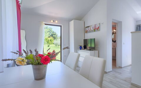 Lucija: Ejendom, Værelse, Indretning, Bygning, Etage, Hus, Møbel, Ejendom, Loft, Hjem