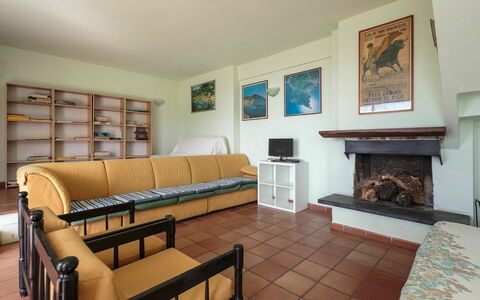 Villa Pia Con Piscina a Recco: Couch, Billedramme, Møbel, Bord, Indretning, Arkitektur, Træ, Studio Couch, Stue, Etage