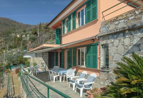 Villa Pia Con Piscina a Recco: Ejendom, Hus, Bygning, Ejendom, Hjem, Lejlighed, Facade, Ferie, Arkitektur, Villa