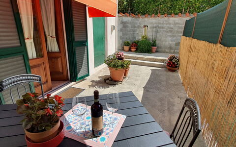 La Piccola Margherita: Ejendom, Hus, Værelse, Backyard, Bygning, Gårdhave, Hjem, Ejendom, Blomsterkrukke, Gård