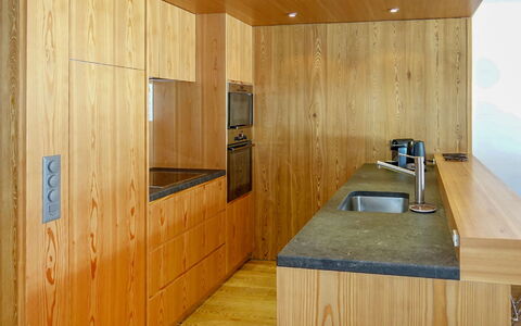 Zermatt 56: Værelse, Countertop, Ejendom, Bejdse, Hårdttræ, Krydsfiner, Cabinetry, Bygning, Træ, Etage