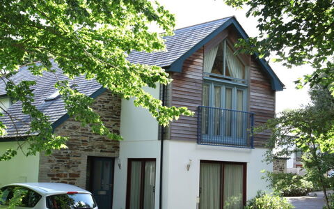 Villa Gallery: Plante, Bygning, Vindue, Køretøj, Træ, Hus, Bil, Hjul, Land Lot