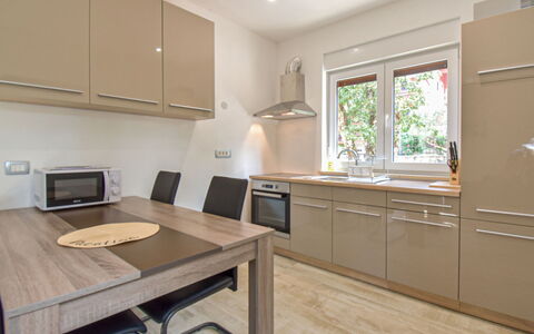 Romina: Møbel, Køkken, Countertop, Køkken Apparat, Indretning, Cabinetry, Gulvbelægning, Træ, Større Bandage, Etage