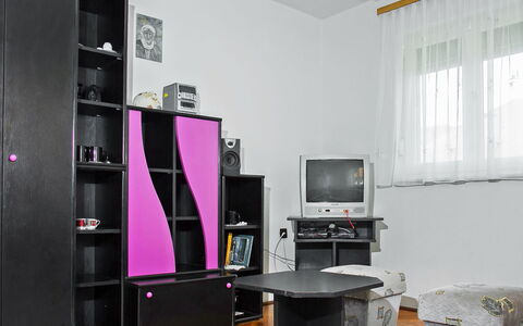 Vilma: Ejendom, Cabinetry, Møbel, Computer Desk, Purple, Vindue, Indretning, Bygning