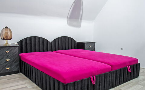 Vilma: Møbel, Komfort, Bed Frame, Rektangel, Textile, Purple, Bygning, Belysning, Træ, Indretning