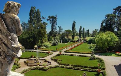 All bedrooms face the Italian style garden which lays in front of the façade and the apartment entrance
