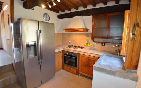 Alla Piazzetta: Værelse, Ejendom, Countertop, Køkken, Møbel, Cabinetry, Bygning, Hus, Komfur, Etage