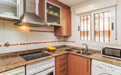 Oropesa del Mar 630: Køkken, Køkken Apparat, Countertop, Større Bandage, Cabinetry, Komfur, Køkkenvask, Gulvbelægning, Komfur, Indretning