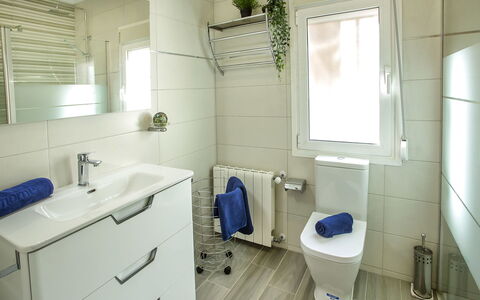 Bellavista: Ejendom, Håndvask, Sanitærarmatur, Purple, Badeværelsesskab, Badeværelse, Vindue, Cabinetry, Indretning