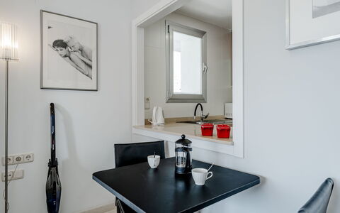 Entremares: Møbel, Indretning, Gulvbelægning, Værelse, Etage, Belysning, Bord, Loft, Hjem, Stol