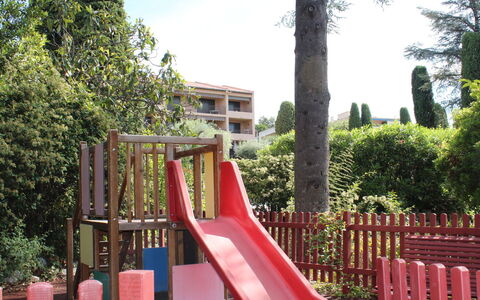 L'Orée de Vence: Legeplads, Legepladsudstyr, Offentlige Rum, Legetøjsrutsjebane, Chute, Menneskelig Bosættelse, City, Botanik, Backyard, Træ