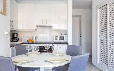 Atalaya Rio Verde: Værelse, Hvid, Møbel, Indretning, Ejendom, Bygning, Køkken, Loft, Countertop, Etage