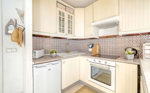 Roses 366: Countertop, Cabinetry, Ejendom, Komfur, Bygning, Køkken, Træ, Indretning, Gulvbelægning, Etage