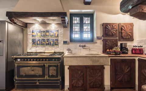 Villa Dell'angelo: Countertop, Cabinetry, Møbel, Værelse, Køkken, Ejendom, Indretning, Flise, Bygning, Komfur