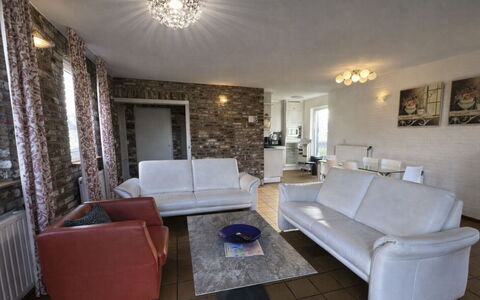 Bungalowpark Landsrade: Møbel, Indretning, Gulvbelægning, Couch, Etage, Loft, Træ, Stue, Værelse, Bord