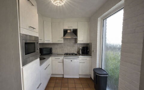 Bungalowpark Landsrade: Køkken, Countertop, Køkken Apparat, Cabinetry, Indretning, Større Bandage, Gulvbelægning, Møbel, Husholdningsapparat, Etage
