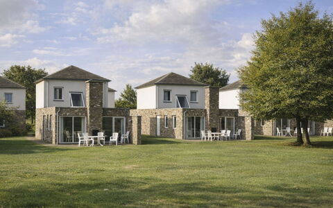 Bungalowpark Landsrade: Hus, Hjem, Boligområde, Estate, Sommerhus, Lawn, Forstad, Landscaping, Have, Stuehus