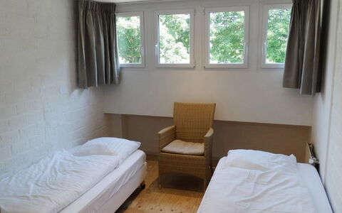 Bungalowpark Landsrade: Møbel, Vindue, Bygning, Ejendom, Komfort, Træ, Skygge, Gardin, Indretning