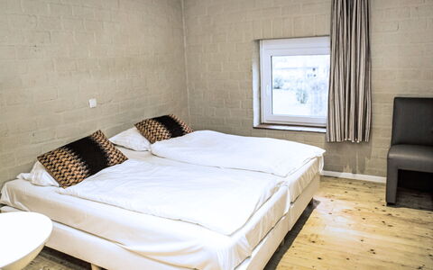 Bungalowpark Landsrade: Møbel, Ejendom, Bygning, Komfort, Vindue, Træ, Skygge, Bed Frame, Indretning, Etage