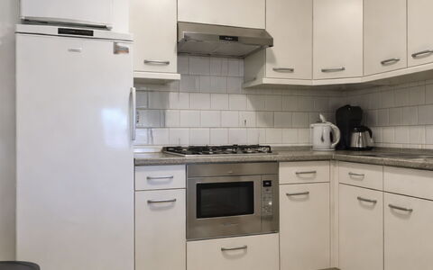 Bungalowpark Landsrade: Køkken Apparat, Køkken, Countertop, Cabinetry, Større Bandage, Husholdningsapparat, Komfur, Gulvbelægning, Komfur, Indretning