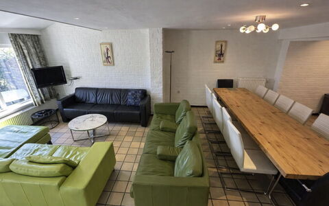 Bungalowpark Landsrade: Møbel, Indretning, Gulvbelægning, Etage, Couch, Træ, Bord, Loft, Stue, Værelse