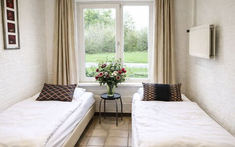 Bungalowpark Landsrade: Seng, Soveværelse, Etage, Sengetøj, Indretning, Gulvbelægning, Møbel, Sengetøj, Bed Frame, Værelse