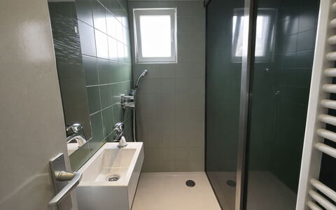 Bungalowpark Landsrade: Badeværelse, Sanitærarmatur, Gulvbelægning, Etage, Indretning, Vvs, Tap, Badeværelsesvask, Håndvask, Toilet